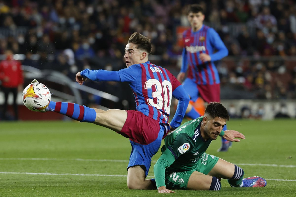 Gavi, yendo al choque contra un jugador de Osasuna / EFE