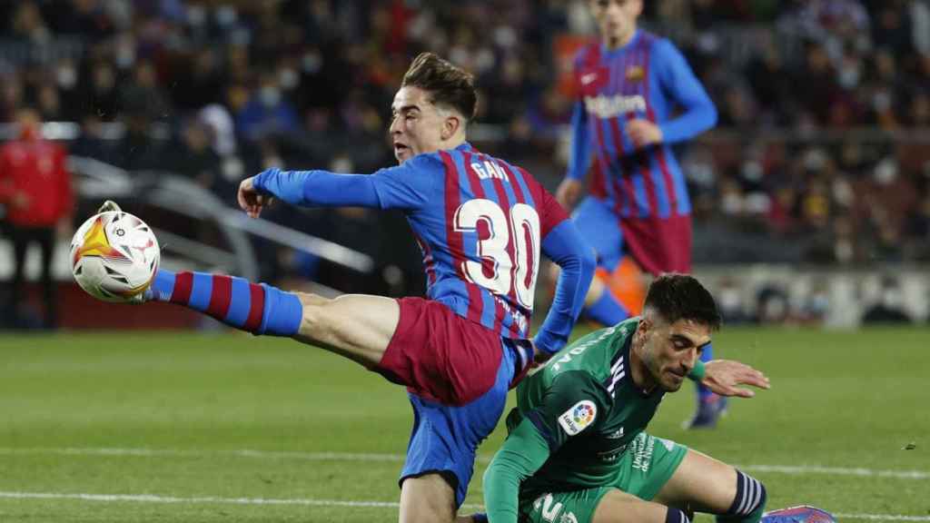 Gavi, yendo al choque contra un jugador de Osasuna / EFE