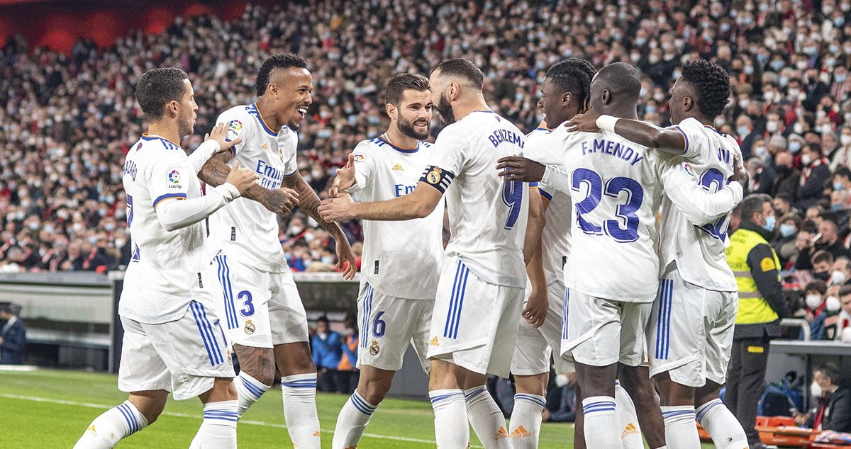 El Real Madrid celebra el golazo de Benzema, contra el Athletic Club, en San Mamés / EFE