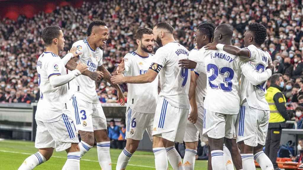 El Real Madrid celebra el golazo de Benzema, contra el Athletic Club, en San Mamés / EFE