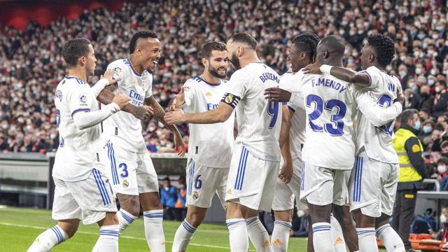 El Real Madrid celebra el golazo de Benzema, contra el Athletic Club, en San Mamés / EFE