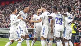 El Real Madrid celebra el golazo de Benzema, contra el Athletic Club, en San Mamés / EFE