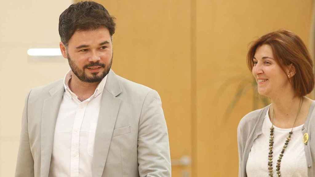 El portavoz adjunto de ERC, Gabriel Rufián, y la diputada del partido, Carolina Telechea / EP