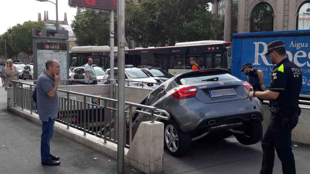 Un coche en la entrada de Metro de Barcelona en plaza España / CG