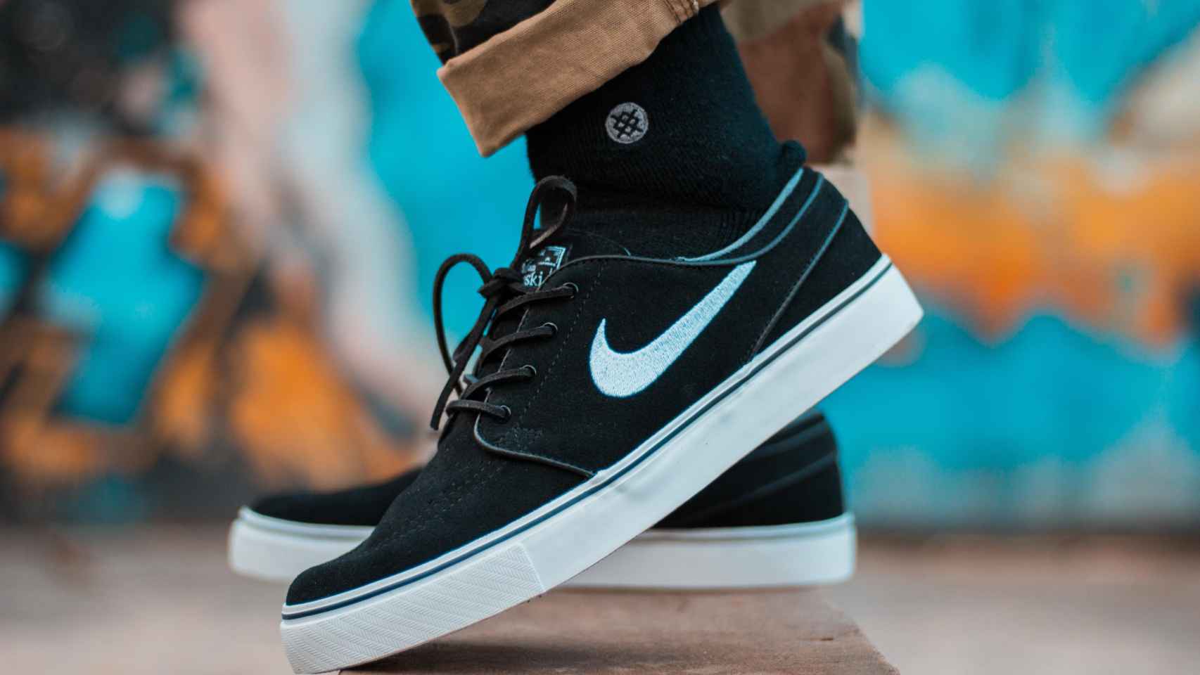 Un chico con sus zapatillas Nike / PEXELS