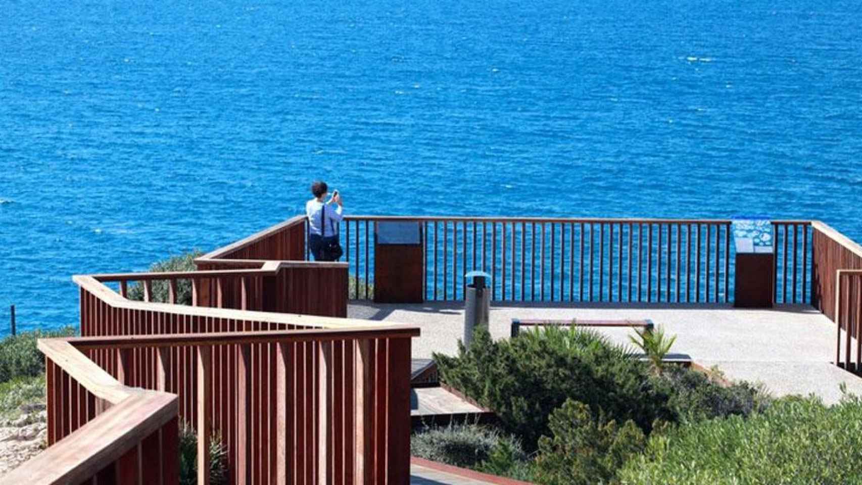 Mujer haciéndose un selfi desde uno de los miradores del Faro / PMT SALOU