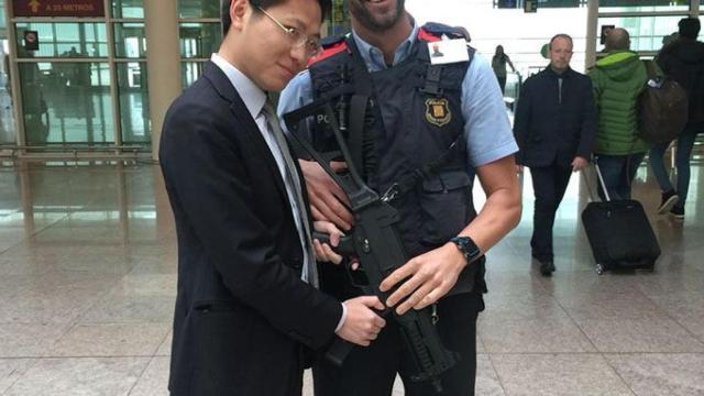 Un congresista del Mobile World Congress posa con un agente de los Mossos d'Esquadra / CG