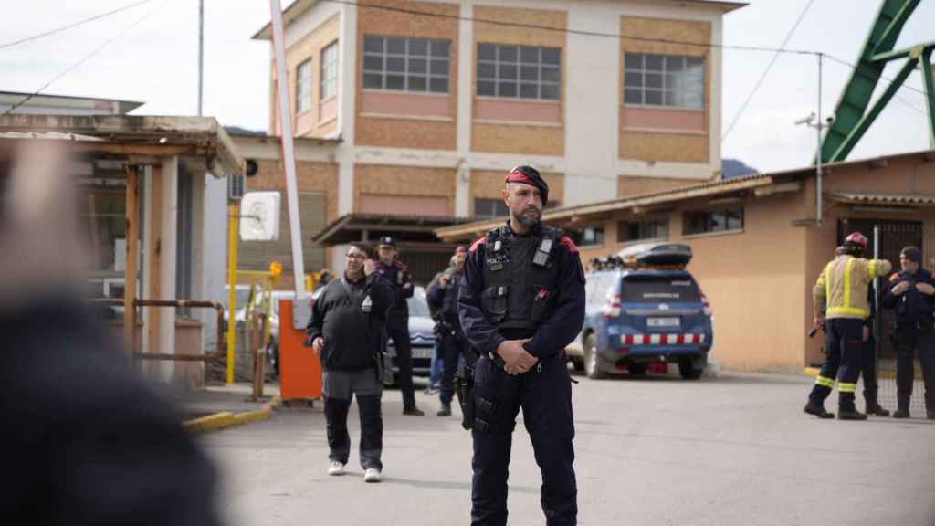 Un agente de los Mossos d'Esquadra durante las tareas de rescate en la mina de Iberpotash, en Súria, en la que han muerto tres geólogos