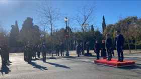 Sánchez y Macrón durante los himnos en la Cumbre Hispano - Francesa