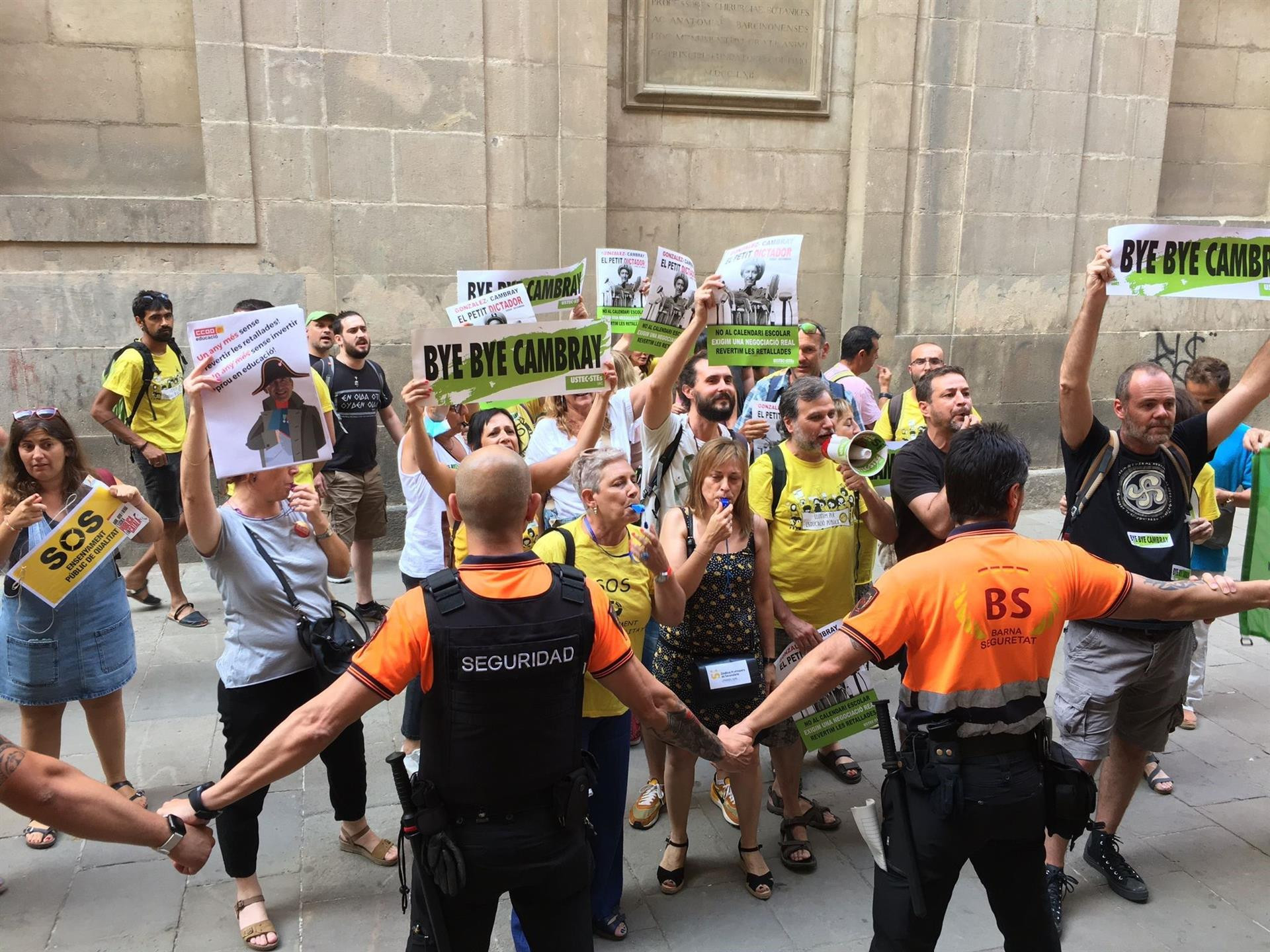 Manifestantes contra la conferencia del primer año de mandato del 'conseller' de Educación Josep Gonzàlez-Cambray / EUROPA PRESS