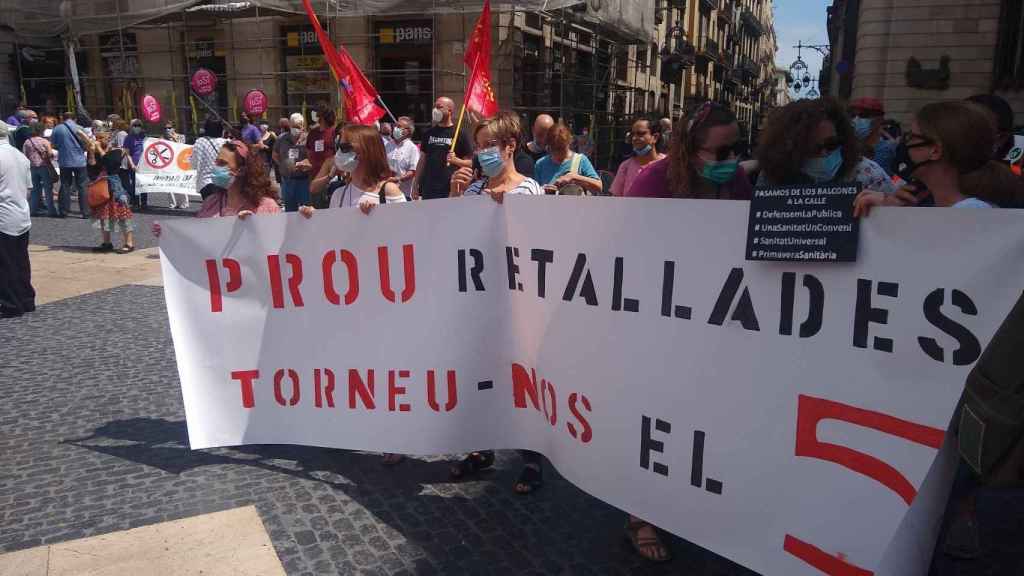 Sanitarios catalanes llevando una pancarta contra los recortes ante la Generalitat de Cataluña / @CGTSanidadBCN (TWITTER)