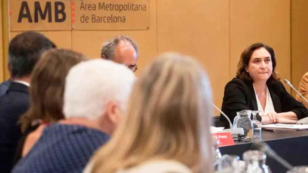 Ada Colau, alcaldesa de Barcelona, presidiendo una reunión del Área Metropolitana de Barcelona / CG