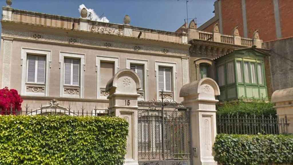 Una de las casas de la calle Encarnació del distrito de Gràcia / GOOGLE