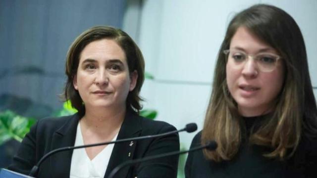 Ada Colau (i), alcaldesa de Barcelona, con Janet Sanz, teniente de alcalde de Urbanismo, en una comparecencia anterior / CG