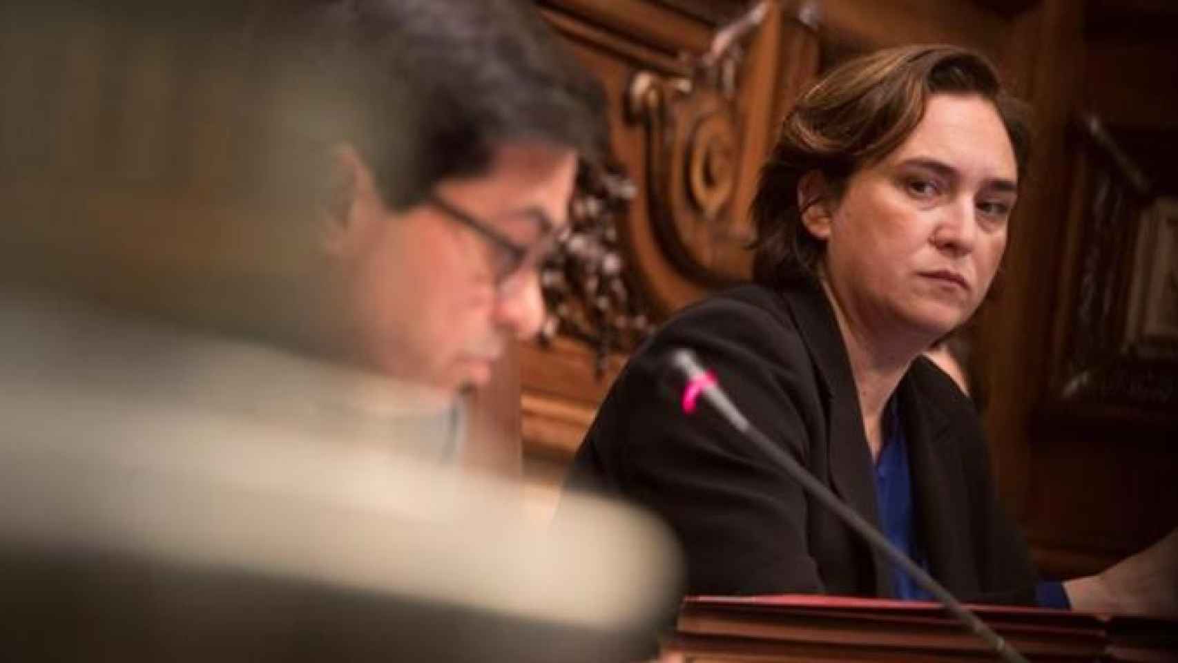 Ada Colau, alcaldesa de Barcelona, en el último pleno municipal / EFE