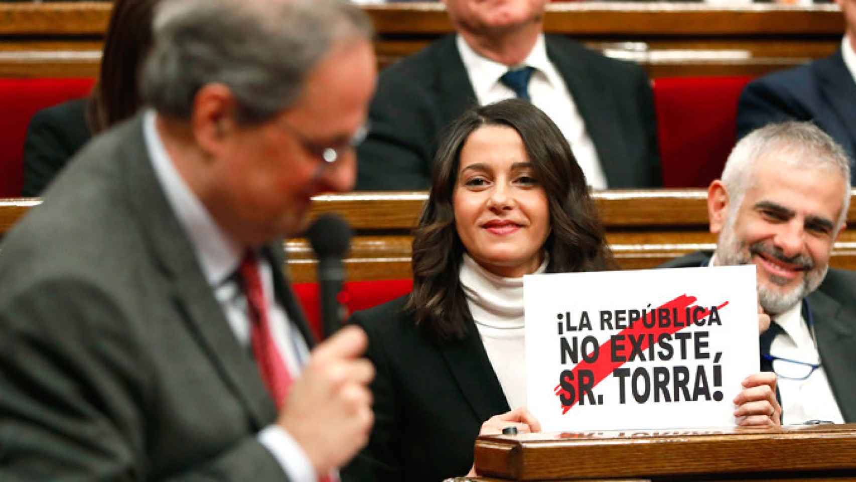 La líder de Ciutadans, Inés Arrimadas (2d), escucha al presidente de la Generalitat, Quim Torra (i), durante la primera sesión plenaria del Parlament en el 2019 / EFE