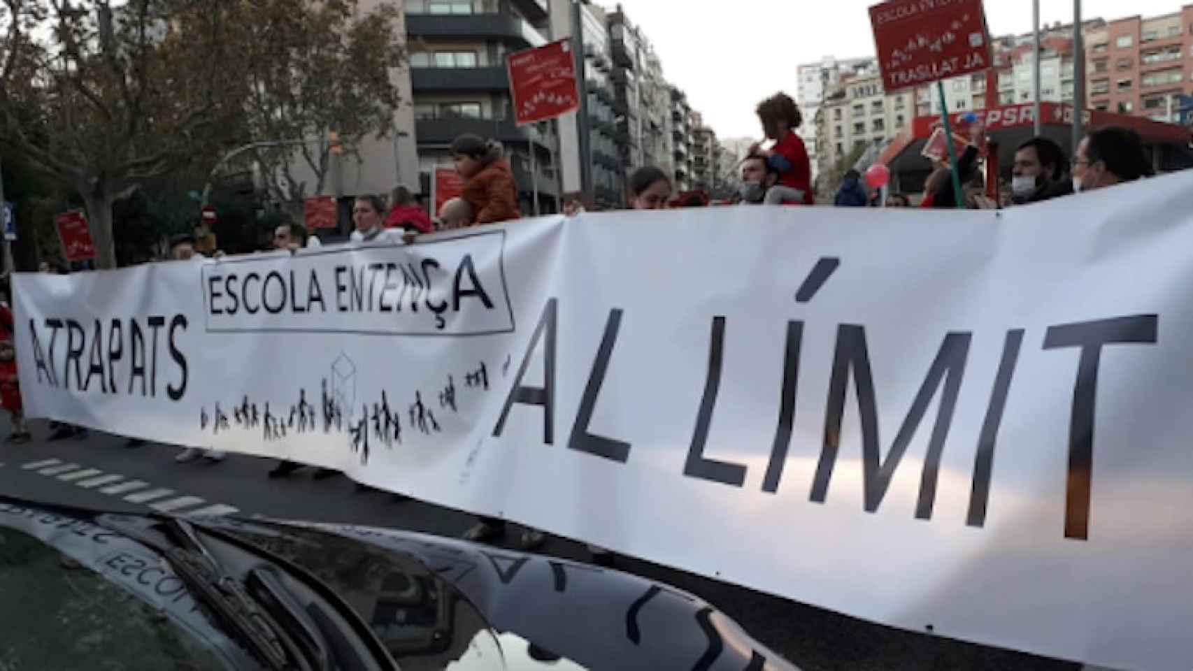 Padres y alumnos de la Escuela Entença protestando este viernes contra la ubicación del centro escolar / TWITTER