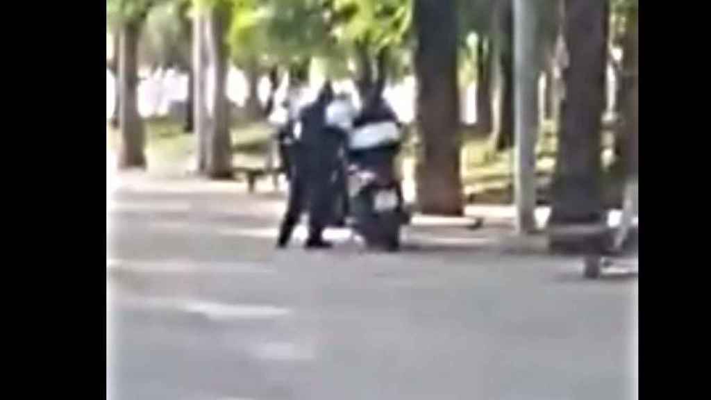 Una patrulla de la Guardia Urbana, limpiando el parque de La Catalana / CG