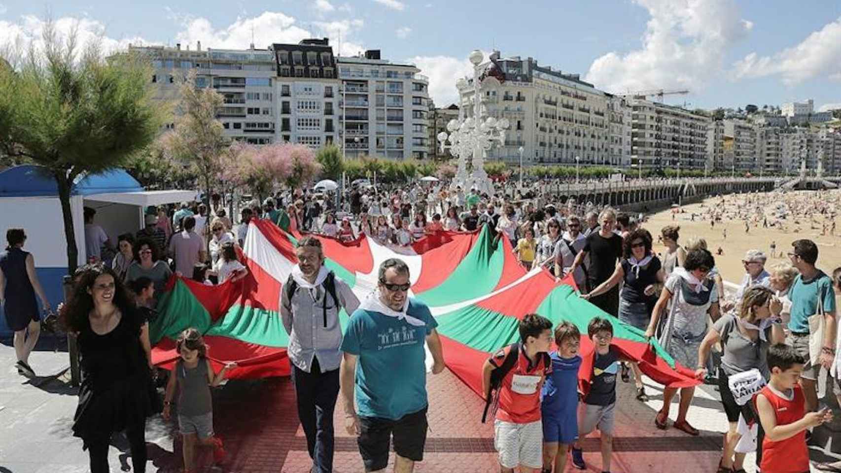 Inicio cadena humana convocada por Gure Esku Dago en favor del derecho a decidir de Euskadi / EFE