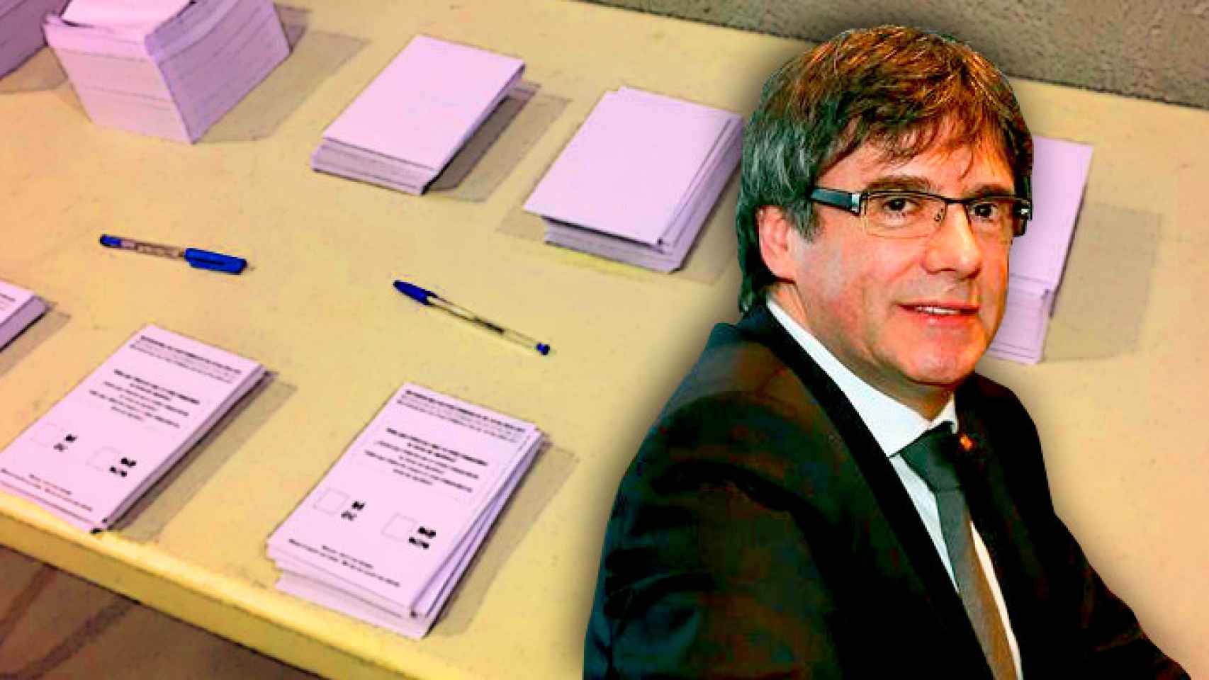 Una mesa con papeletas en el 1-O tras el expresidente, Carles Puigdemont / CG