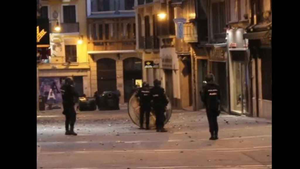 Momento del vídeo del enfrentamiento entre radicales abertzales y la Policía / CG