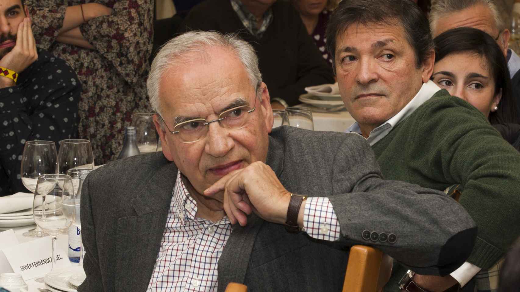 Alfonso Guerra y Javier Fernández en la celebración del 125 aniversario de la Agrupación Socialista de Gijón el domingo pasado / EFE