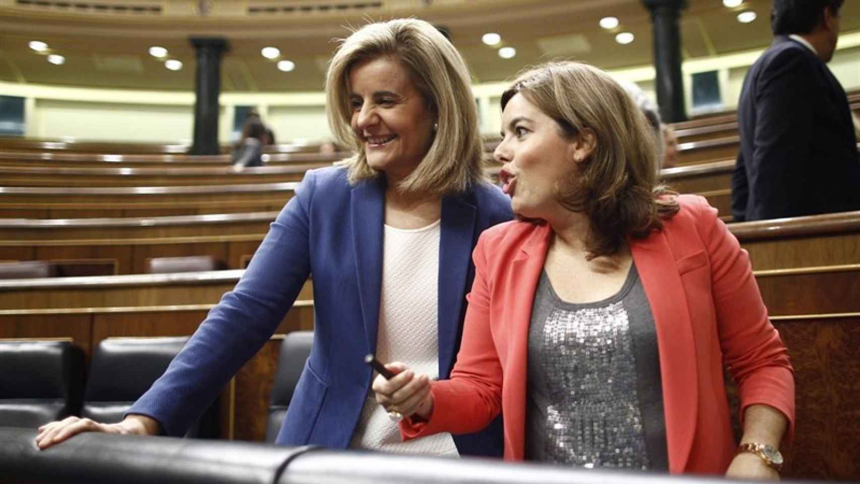 Fátima Bañez, ministra de Empleo y Seguridad Social, y Soraya Sáenz de Santamaría, vicepresidenta del Gobierno / EUROPA PRESS