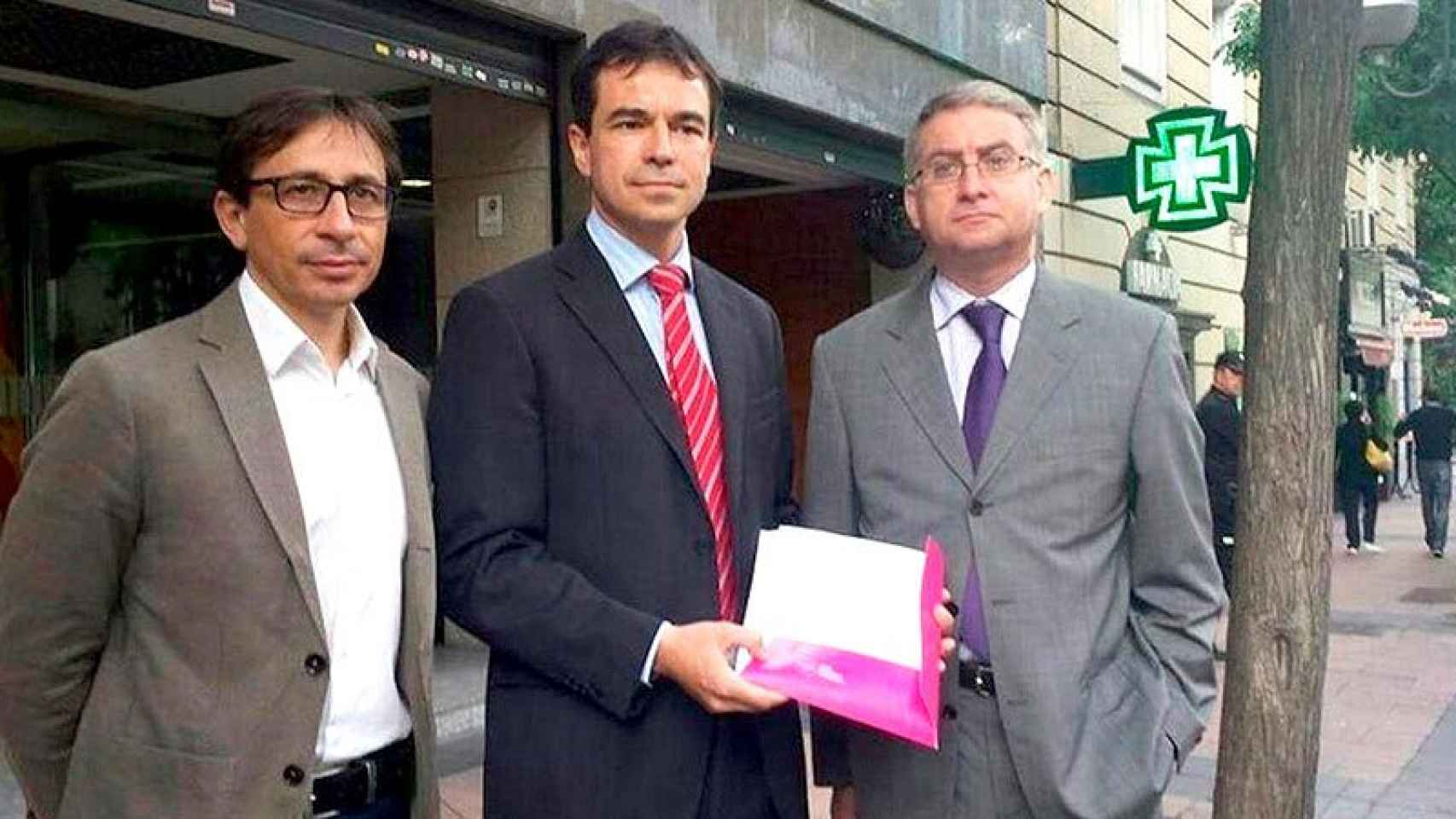 Miembros de UPyD tras registrar querellas contra los Pujol.