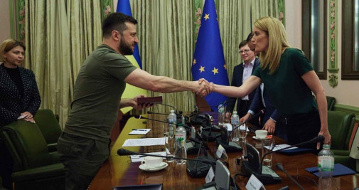 La presidenta del Parlamento Europeo, Roberta Metsola, saludando a Volodomir Zelenski en su última visita a Kiev. P.E
