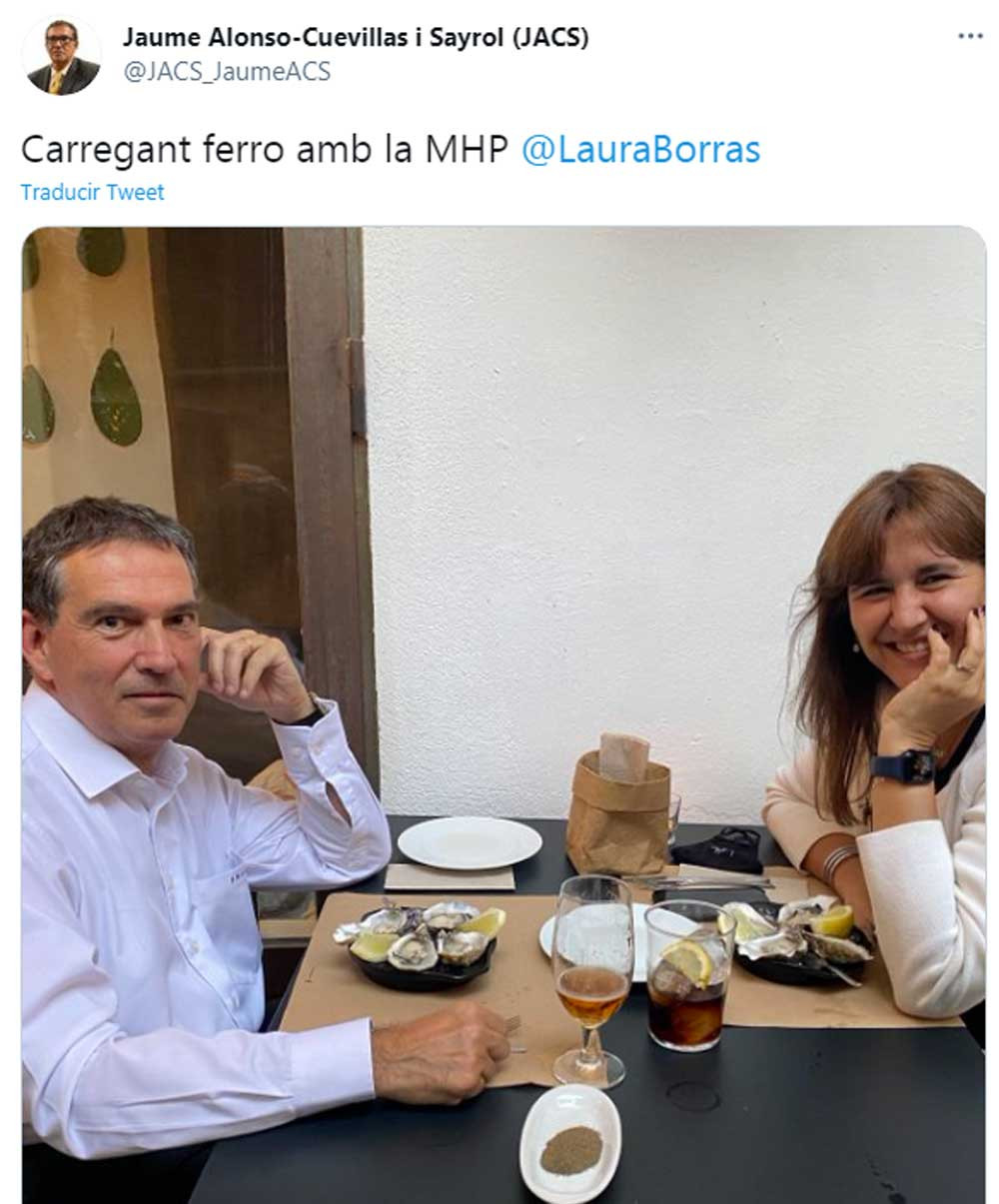 El diputado de JxCat Jaume Alonso Cuevillas, cargando hierro con la presidenta del Parlament, Laura Borràs, a base de ostras / @JACS_JaumeACS (TWITTER)