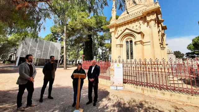El alcalde de Reus, Carles Pellicer (1d), presentando mejoras en el cementerio / Cedida