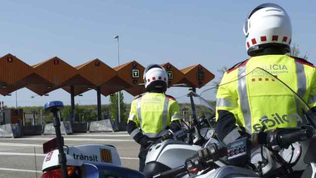 Dos agentes de la División de Tráfico de los Mossos d'Esquadra que controlarán las carreteras por el puente de Todos los Santos / MOSSOS