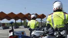 Dos agentes de la División de Tráfico de los Mossos d'Esquadra que controlarán las carreteras por el puente de Todos los Santos / MOSSOS