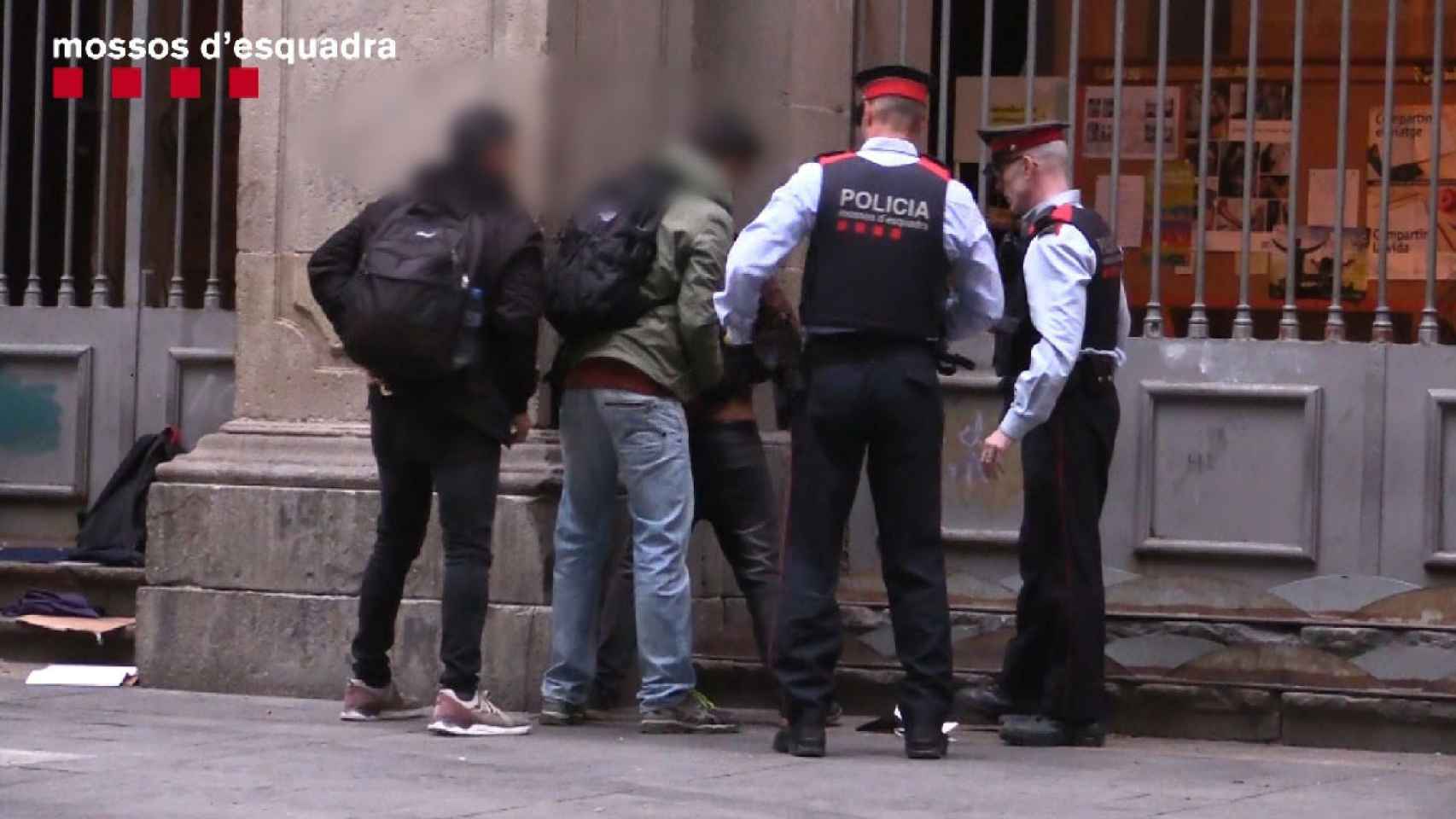 Los Mossos d'Esquadra identifican a varias personas en Ciutat Vella / MOSSOS