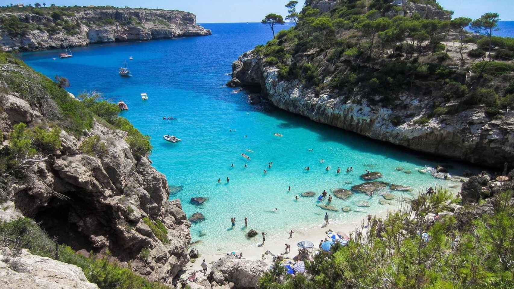 Cala en Mallorca con bañistas