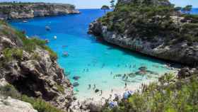 Cala en Mallorca con bañistas