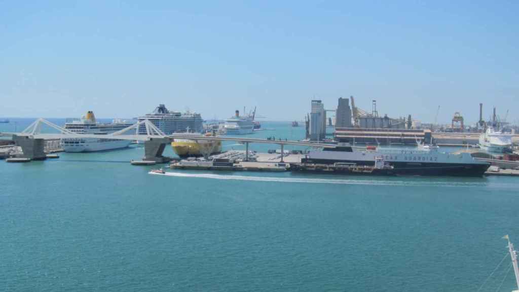 Cruceros estacionados en el Puerto de Barcelona que la alcaldesa de Barcelona quiere limitar a tres diarios / EP