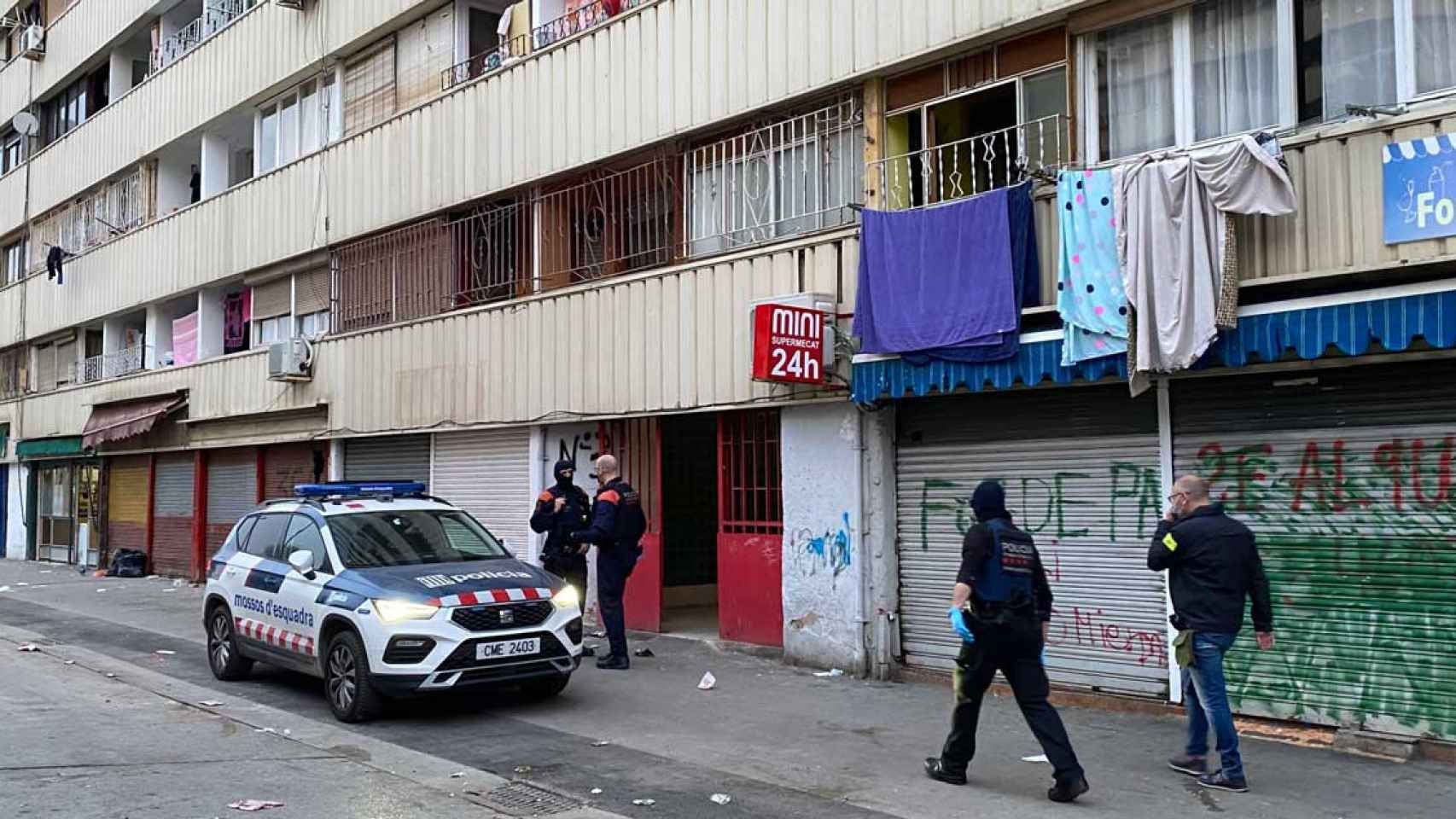 Edificio Venus, donde los Mossos han efectuado un macrooperativo contra el tráfico de drogas en el que ha caído el clan de los Vargas / CRÓNICA GLOBAL