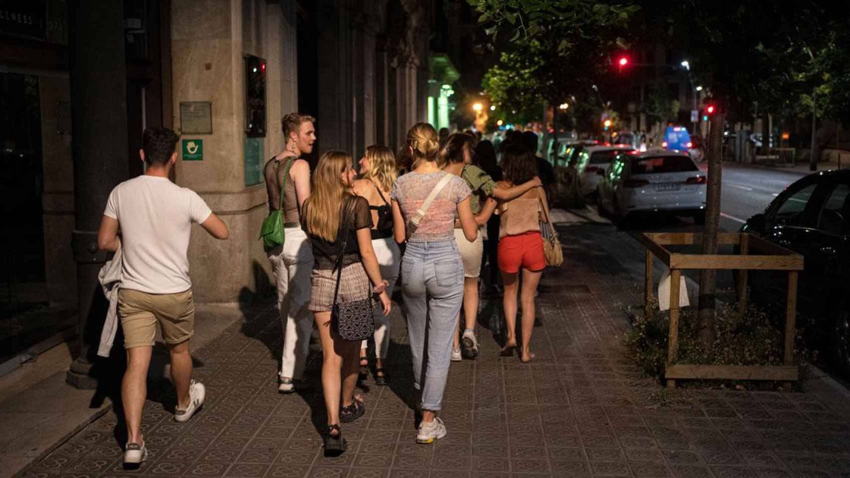 Un grupo de jóvenes, saliendo de marcha en Barcelona / EP