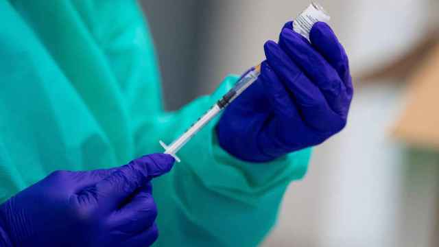 Personal sanitario prepara una dosis de la vacuna de Pfizer-BioNTech contra el Covid-19 / EUROPA PRESS
