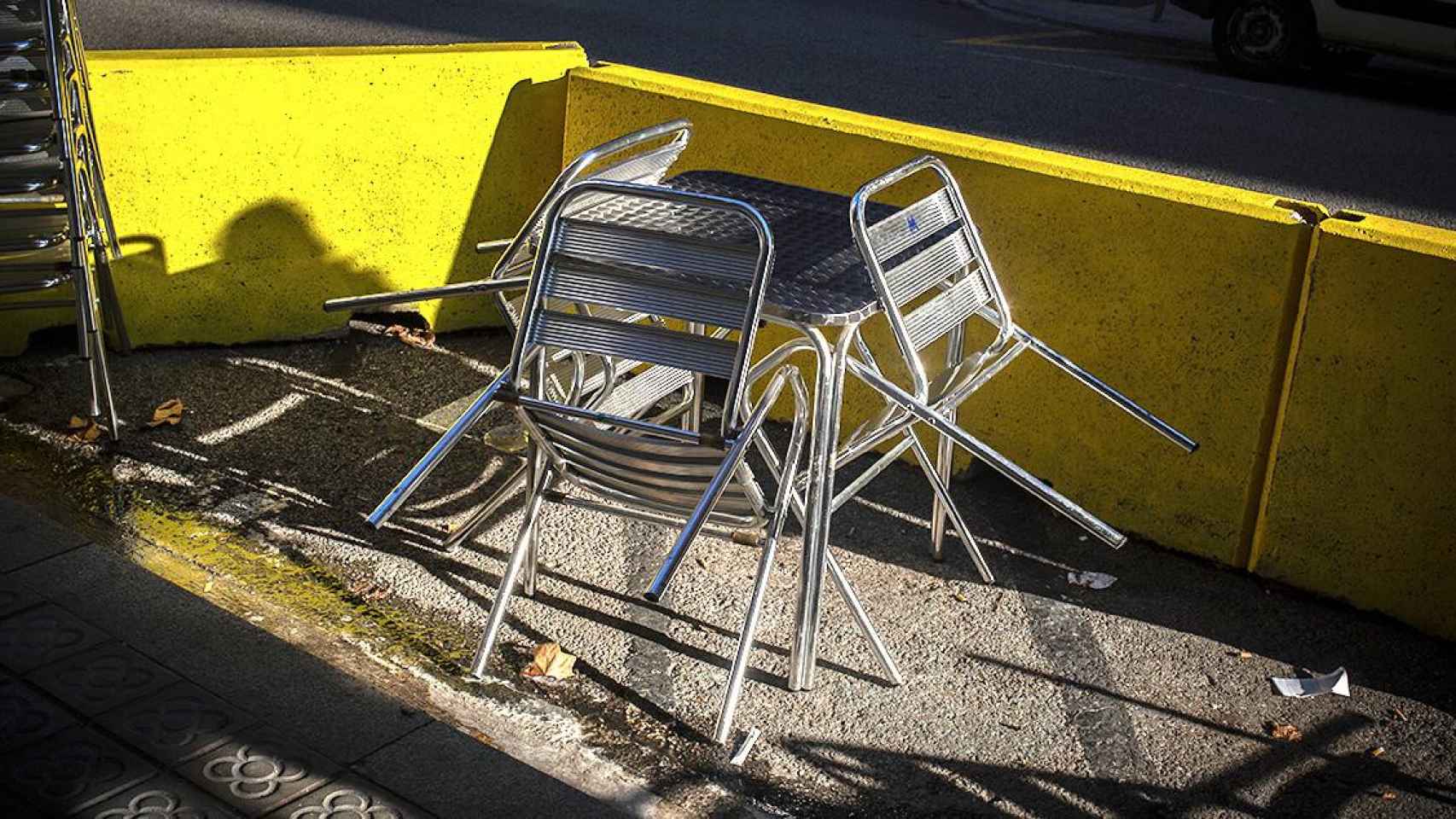 Sillas vacías en una terraza de una céntrica calle de Barcelona / DAVID ZORRAKINO - EUROPA PRESS