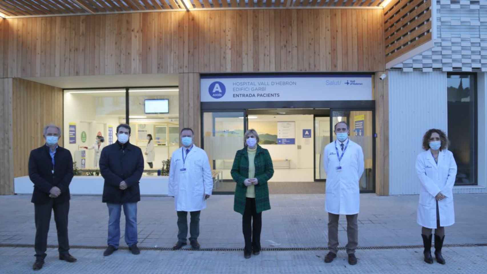 Alba Vergés frente al nuevo Edifici Garbí, gestionado por el Hospital Vall d'Hebron y ubicado en el Parc Sanitari Pere Virgili / VALL D'HEBRON