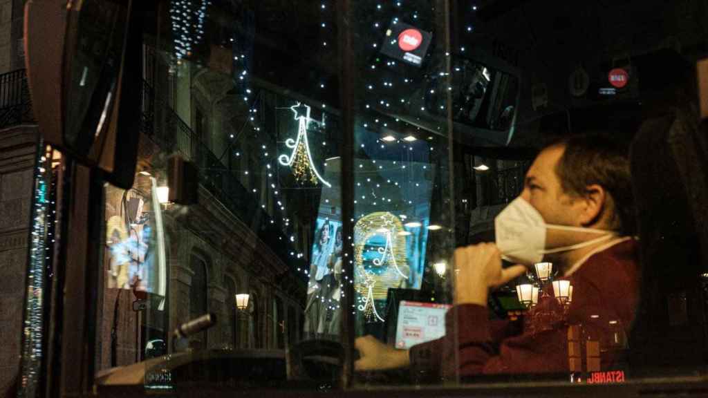 Un conductor de autobús de Barcelona durante la encendida de luces de Navidad en la ciudad / Pablo Miranzo