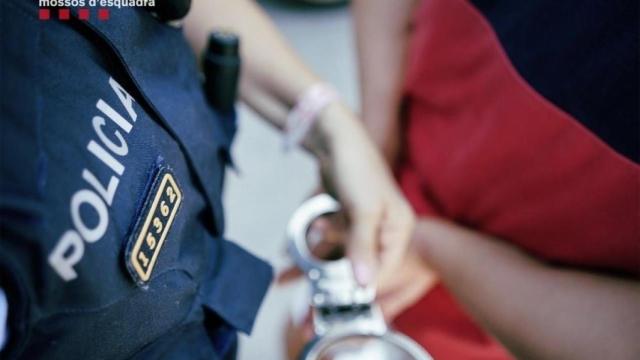 Una Mosso d'Esquadra esposa a uno de los dos hermanos detenidos en Girona / EP