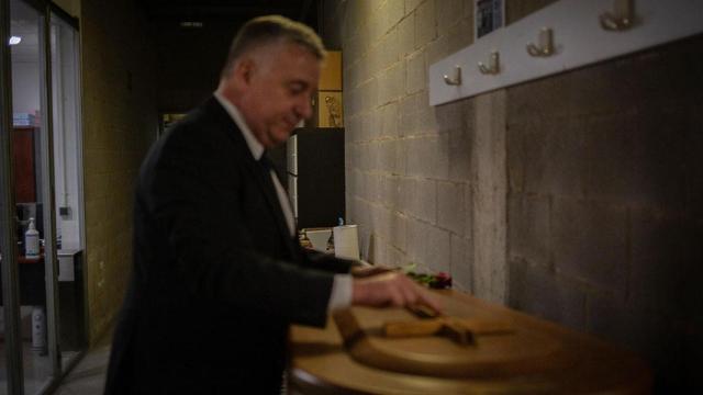 Un hombre prepara el féretro de una víctima del coronavirus en Girona / EUROPA PRESS