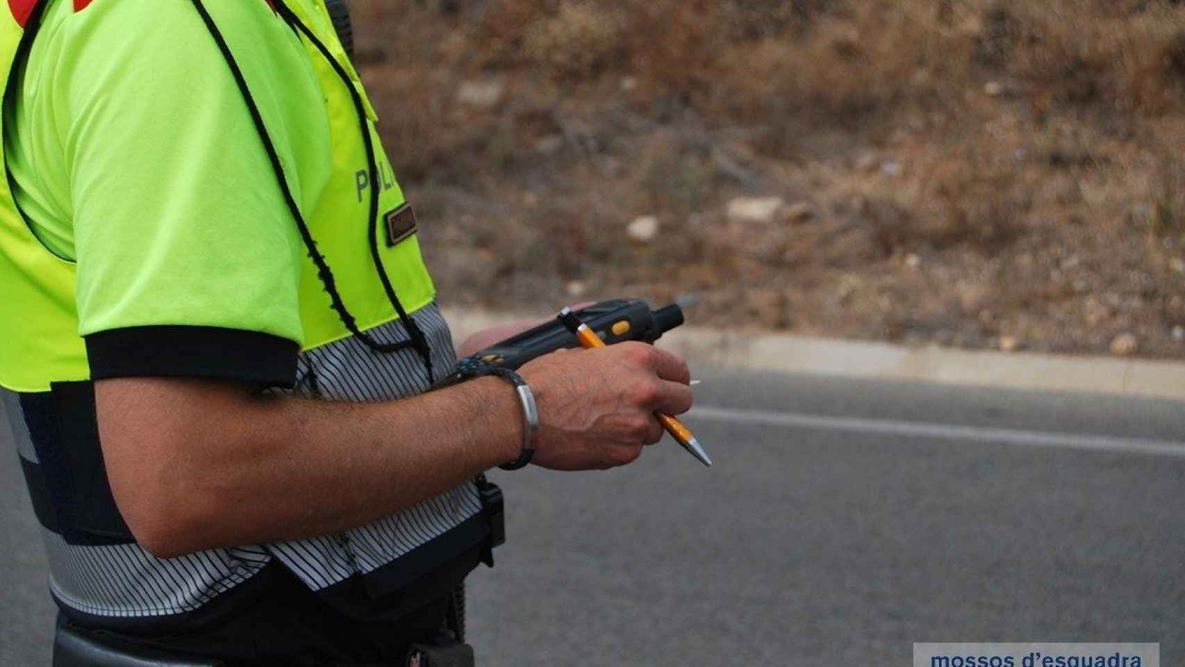 Un agente de los Mossos d'Esquadra haciendo controles en una carretera / EP