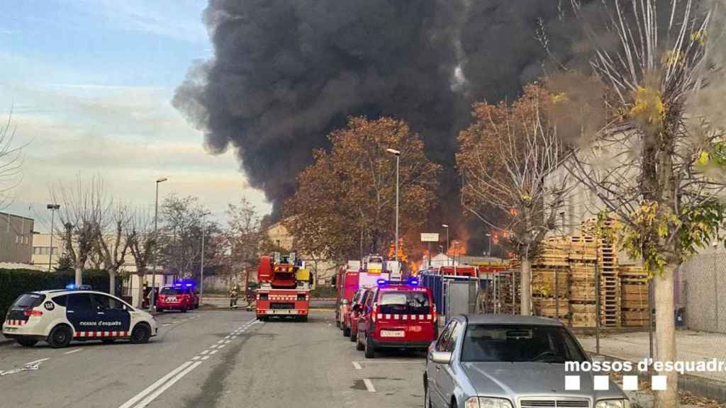 Vista del incendio acaecido en el polígono industrial de Monternès / MOSSOS