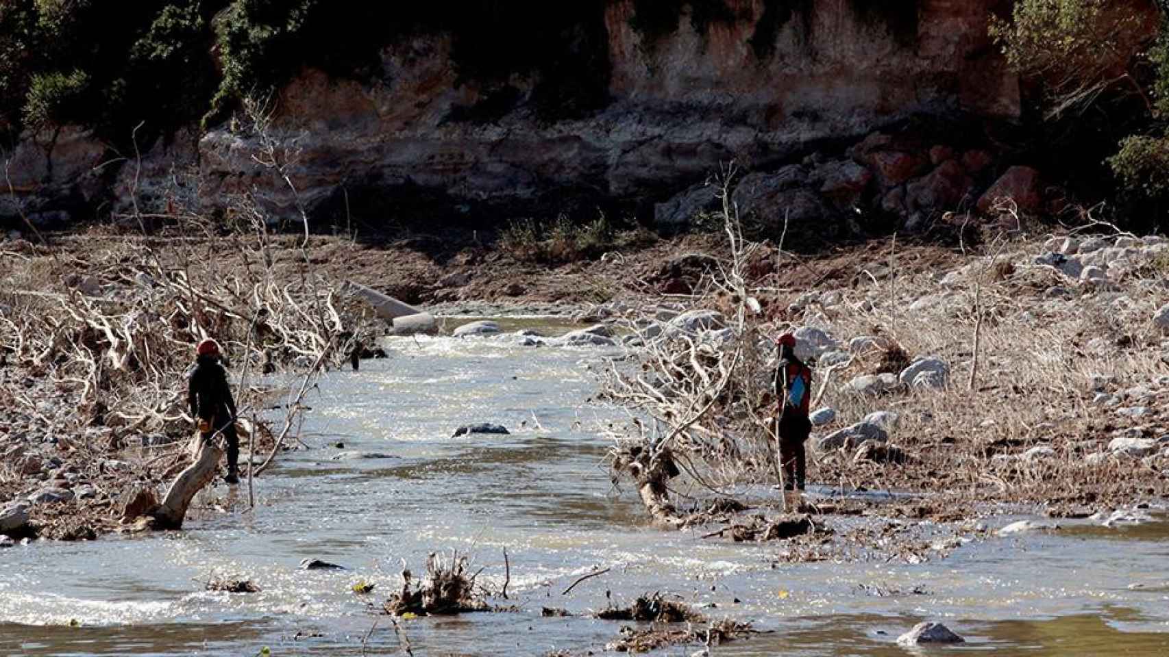 Unos bomberos realizan tareas de búsqueda en el río Francolí a su paso por la población de Vilaverd (Tarragona) / EFE