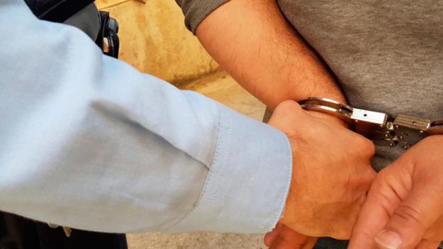 Imagen de archivo de un hombre detenido tras cometer varios robos / MOSSOS