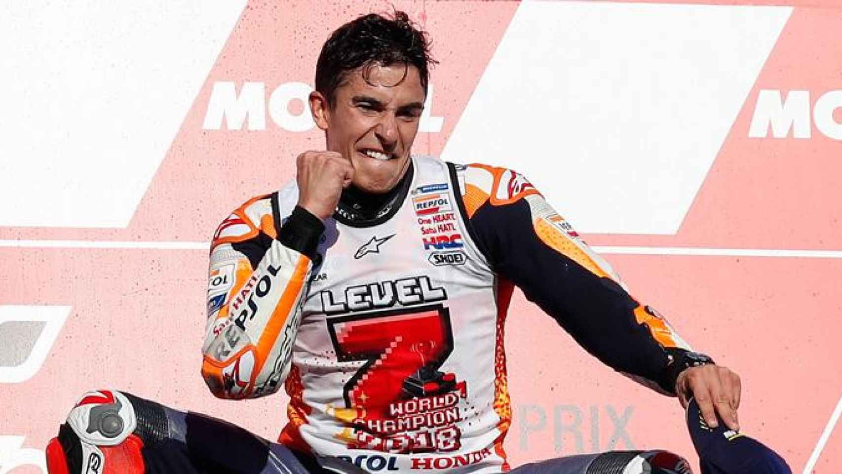 Marc Márquez celebra el triunfo en Motegi que le da el séptimo título mundial de motociclismo / EFE